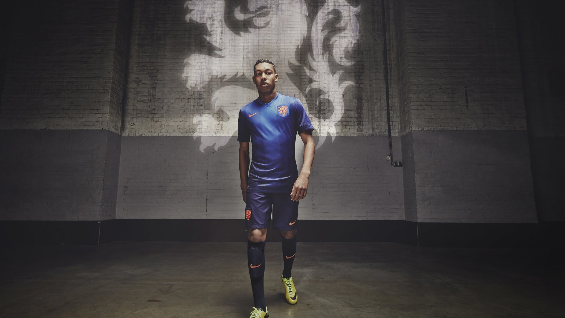 蒂姆重返赛场,锐不可当首场状态出色,曼联观众沸腾!比赛高潮迭起-爱游戏ayx首页