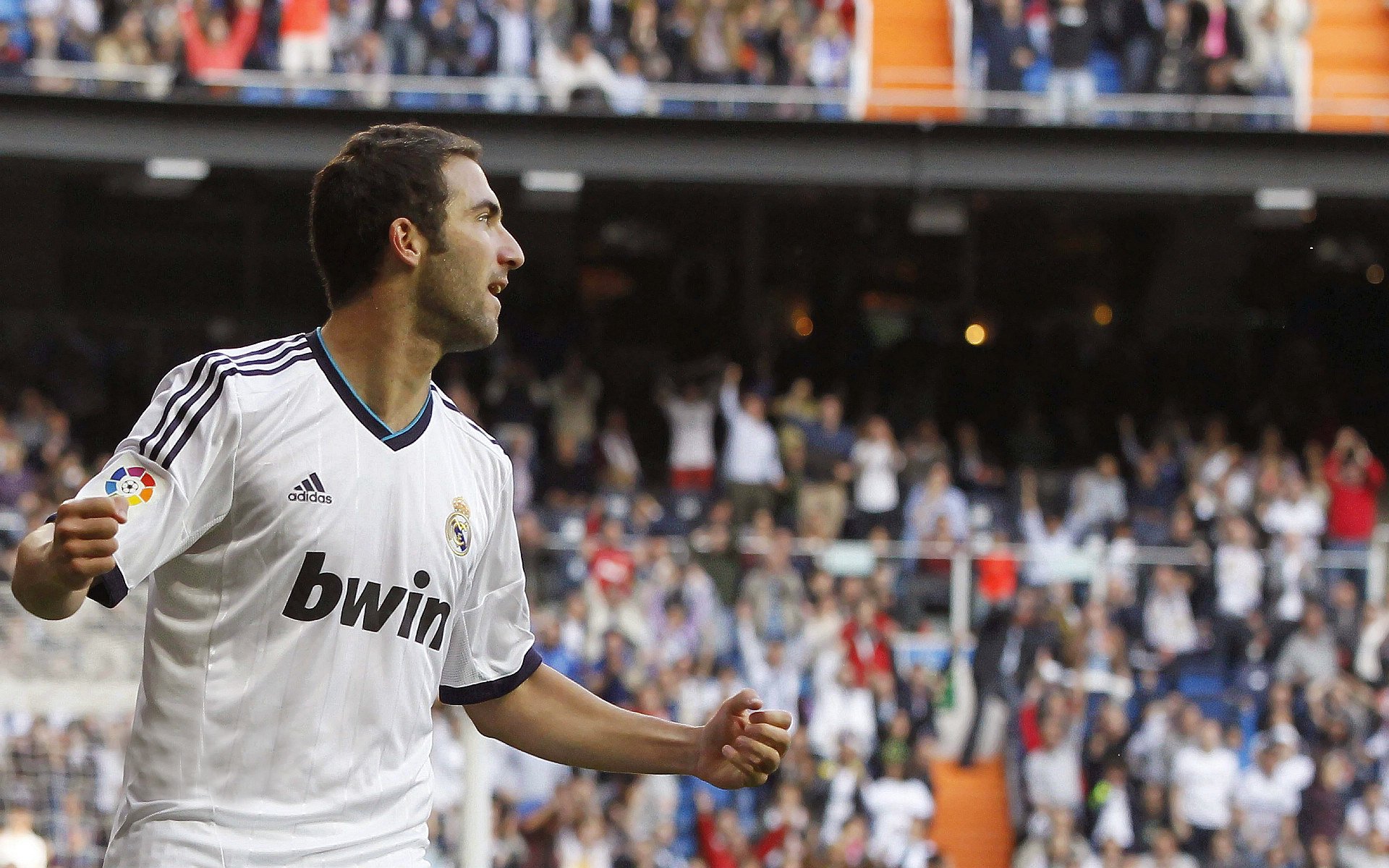 莱万多夫斯基在切尔西比赛中比分优势明显,赛况扑朔迷离引发热议!-爱游戏